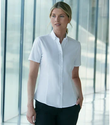 Henbury Henbury Ladies Modern Short Sleeve Regular Fit Oxford Shirt in WHI