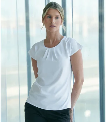 Henbury Henbury Ladies Pleat Front Short Sleeve Blouse in WHI