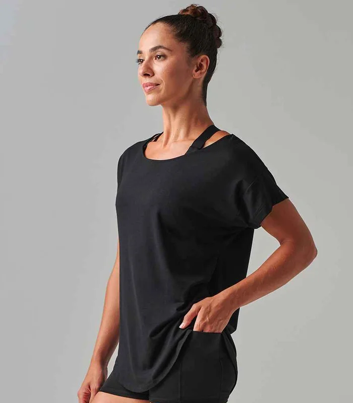 Tombo Tombo Scoop Neck T-Shirt in BLK